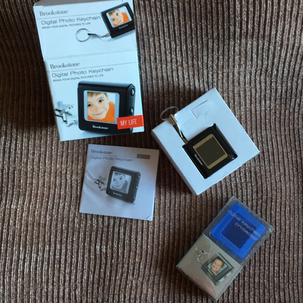 Brookstone Digital Photo Keychain AND Protector - Picture 4 of 9